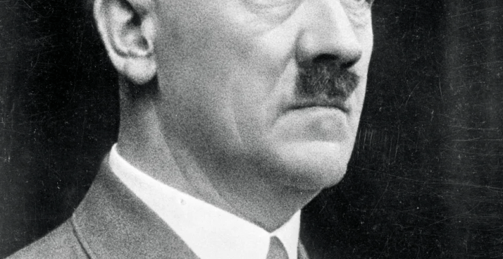 Retrato en blanco y negro de Adolf Hitler.