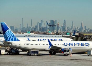 United Airlines cancela el 10 por ciento de los vuelos diarios de Newark en medio de fallas de personal y equipos de la FAA