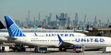 United Airlines cancela el 10 por ciento de los vuelos diarios de Newark en medio de fallas de personal y equipos de la FAA