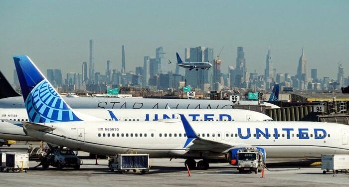 United Airlines cancela el 10 por ciento de los vuelos diarios de Newark en medio de fallas de personal y equipos de la FAA