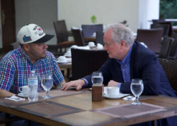 El senador Chris Van Hollen (derecha) se reúne con Kilmar Abrego García en El Salvador en una foto publicada en X el 17 de marzo de 2025.
