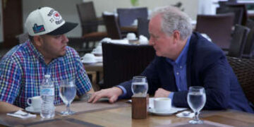 El senador Chris Van Hollen (derecha) se reúne con Kilmar Abrego García en El Salvador en una foto publicada en X el 17 de marzo de 2025.