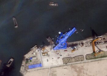 Imagen satelital de un buque de guerra norcoreano cubierto con una lona azul en un astillero.