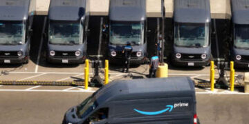 En una vista aérea, un camión de entrega de Amazon deja un centro de distribución de Amazon el 16 de julio de 2024 en Richmond, California.