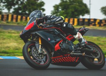 Errores comunes al cambiar el aceite de tu moto y cómo evitarlos