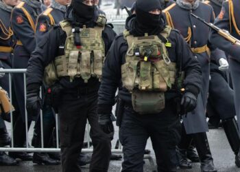 Oficiales del Servicio de Seguridad Federal en una ceremonia fúnebre.