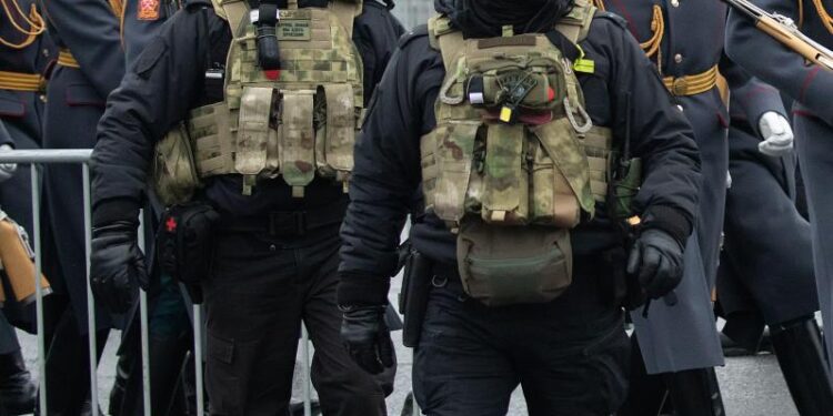 Oficiales del Servicio de Seguridad Federal en una ceremonia fúnebre.