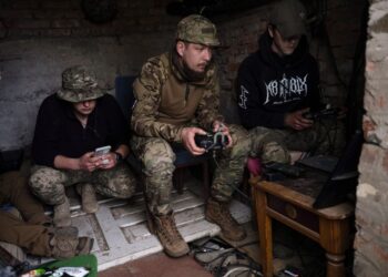 Operadores de drones ucranianos equipos operativos en un puesto de comando improvisado.