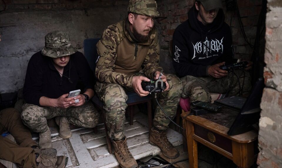 Operadores de drones ucranianos equipos operativos en un puesto de comando improvisado.