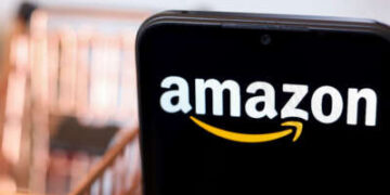 El logotipo de Amazon aparece en la pantalla de un teléfono inteligente