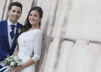 Un novio posando para una foto de boda.