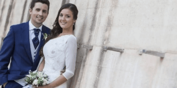 Un novio posando para una foto de boda.