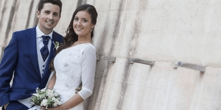 Un novio posando para una foto de boda.