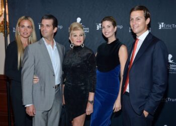 (LR) Vanessa Trump, Donald Trump Jr., Ivana Trump, Ivanka Trump y Jared Kushner en 2015