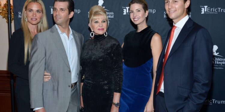 (LR) Vanessa Trump, Donald Trump Jr., Ivana Trump, Ivanka Trump y Jared Kushner en 2015