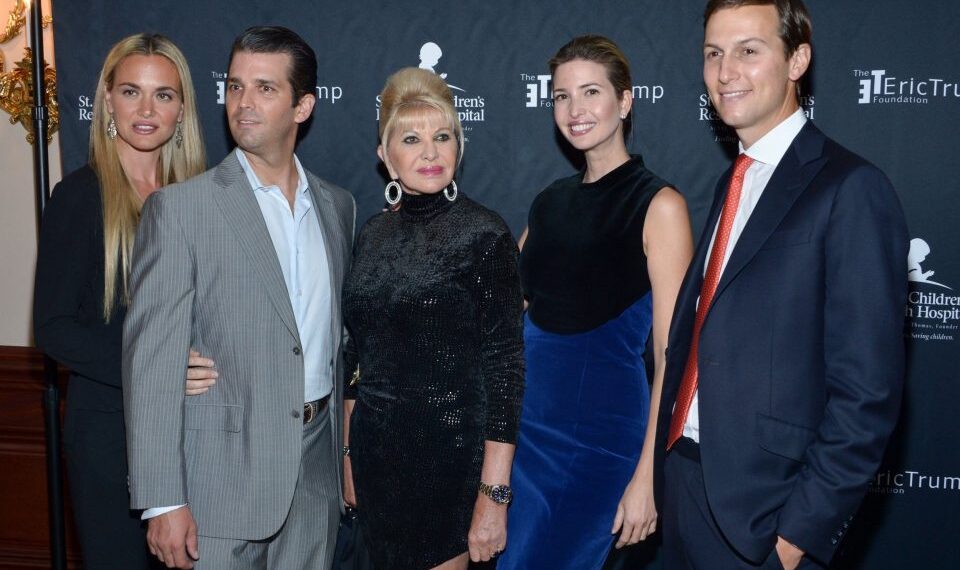 (LR) Vanessa Trump, Donald Trump Jr., Ivana Trump, Ivanka Trump y Jared Kushner en 2015