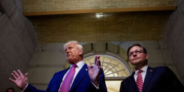 El presidente Donald Trump, acompañado por el presidente de la Cámara de Mike Johnson (derecha), habla con los miembros de los medios de comunicación cuando sale de una reunión republicana de la Cámara en el Capitolio de los Estados Unidos el 20 de mayo de 2025 en Washington, DC.