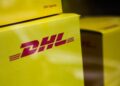 Logotipo de DHL en cajas de envío amarillas.