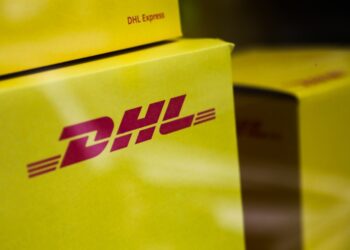 Logotipo de DHL en cajas de envío amarillas.