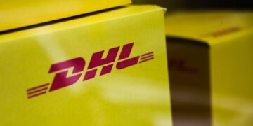 Logotipo de DHL en cajas de envío amarillas.