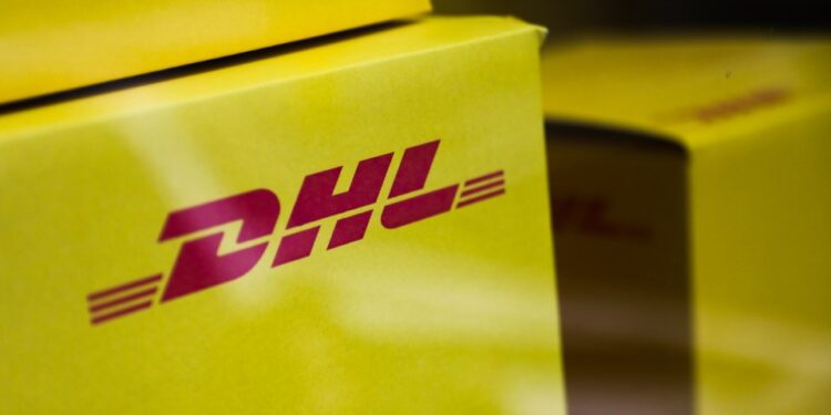 Logotipo de DHL en cajas de envío amarillas.