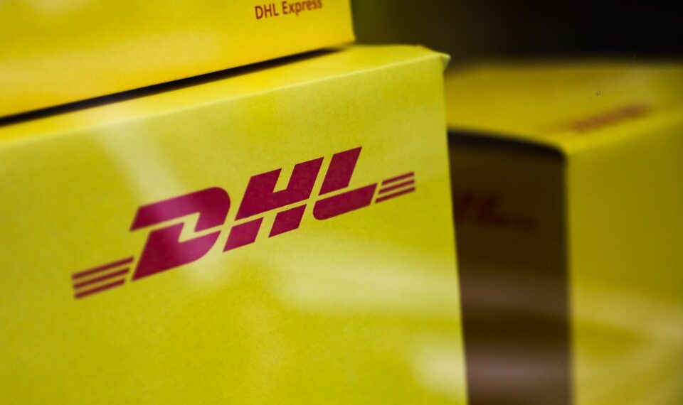 Logotipo de DHL en cajas de envío amarillas.