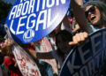 Los activistas de los derechos reproductivos demuestran frente a la Corte Suprema en Washington, DC, el 24 de junio de 2024.