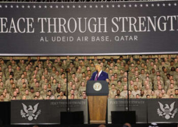 El presidente Donald Trump habla en el escenario durante un recorrido por la Base Aérea Al Udeid el 15 de mayo de 2025 en Doha, Qatar.