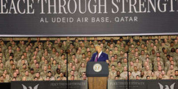 El presidente Donald Trump habla en el escenario durante un recorrido por la Base Aérea Al Udeid el 15 de mayo de 2025 en Doha, Qatar.