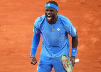 Frances Tiafoe de los Estados Unidos celebra vencer a Daniel Altmaier de Alemania durante su cuarta ronda del Open de Tenis Francés, en el estadio Roland-Garros en París el 1 de junio de 2025. (Lindsey Wasson/AP Photo)