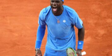 Frances Tiafoe de los Estados Unidos celebra vencer a Daniel Altmaier de Alemania durante su cuarta ronda del Open de Tenis Francés, en el estadio Roland-Garros en París el 1 de junio de 2025. (Lindsey Wasson/AP Photo)