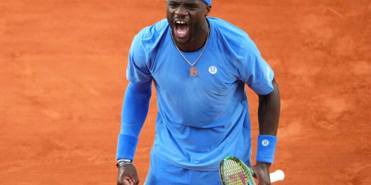 Frances Tiafoe de los Estados Unidos celebra vencer a Daniel Altmaier de Alemania durante su cuarta ronda del Open de Tenis Francés, en el estadio Roland-Garros en París el 1 de junio de 2025. (Lindsey Wasson/AP Photo)