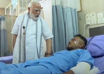 El primer ministro Narendra Modi visitó al único sobreviviente del accidente de Air India en un hospital de Ahmedabad.