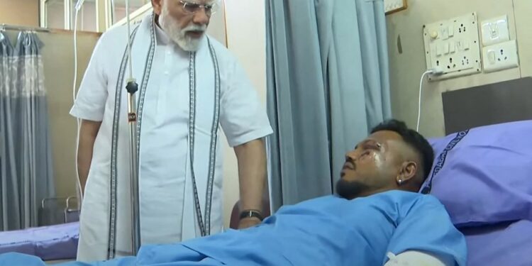 El primer ministro Narendra Modi visitó al único sobreviviente del accidente de Air India en un hospital de Ahmedabad.