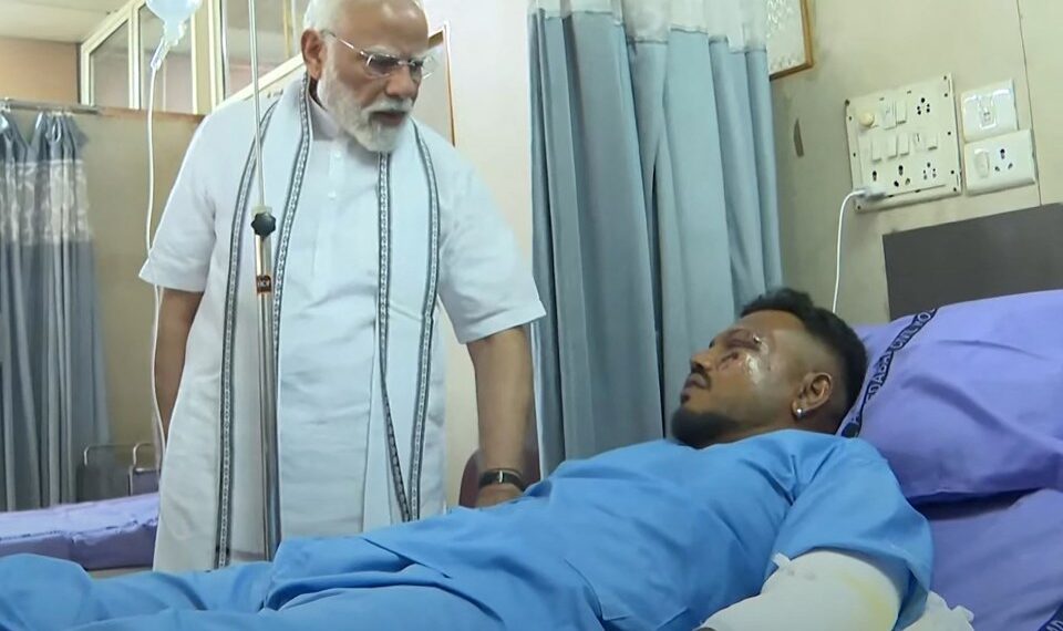 El primer ministro Narendra Modi visitó al único sobreviviente del accidente de Air India en un hospital de Ahmedabad.