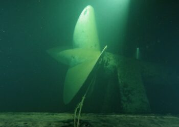 Vista submarina de la hélice de un buque de guerra británico hundido.