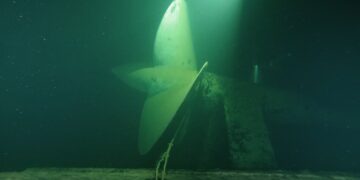 Vista submarina de la hélice de un buque de guerra británico hundido.