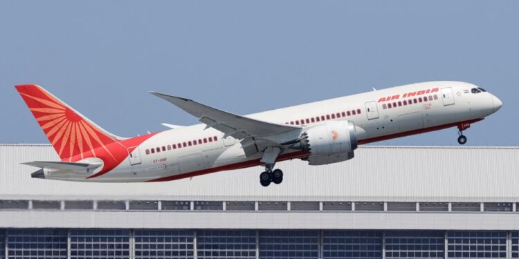 Air India Boeing 787 Dreamliner despegando.