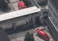 Vista aérea de vehículos de emergencia fuera de una escuela secundaria japonesa.