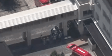 Vista aérea de vehículos de emergencia fuera de una escuela secundaria japonesa.