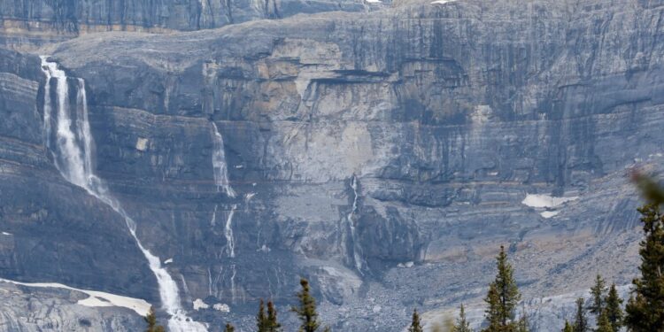 Diapositiva de roca cerca de Bow Glacier Falls en el Parque Nacional Banff.