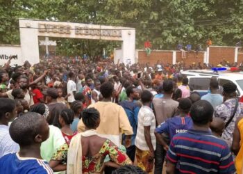 La multitud se reunió en las afueras de Barthelemy Boganda High School después de una estampida.