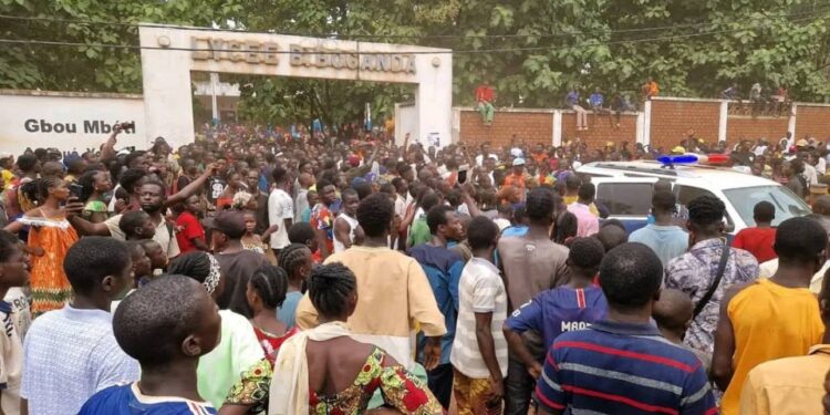 La multitud se reunió en las afueras de Barthelemy Boganda High School después de una estampida.