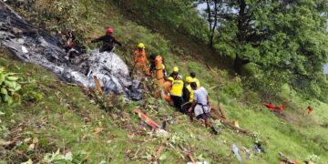 Los trabajadores de rescate en un sitio de accidente de helicóptero.