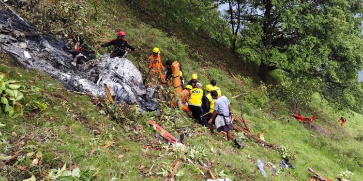 Los trabajadores de rescate en un sitio de accidente de helicóptero.