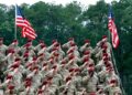Los soldados de Fort Bragg están en saludo durante la interpretación del himno nacional en la celebración de América 250 en Fort Bragg en Fayetteville, NC, el 10 de junio de 2025. (Karl DeBlaker/AP Photo)
