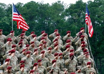 Los soldados de Fort Bragg están en saludo durante la interpretación del himno nacional en la celebración de América 250 en Fort Bragg en Fayetteville, NC, el 10 de junio de 2025. (Karl DeBlaker/AP Photo)