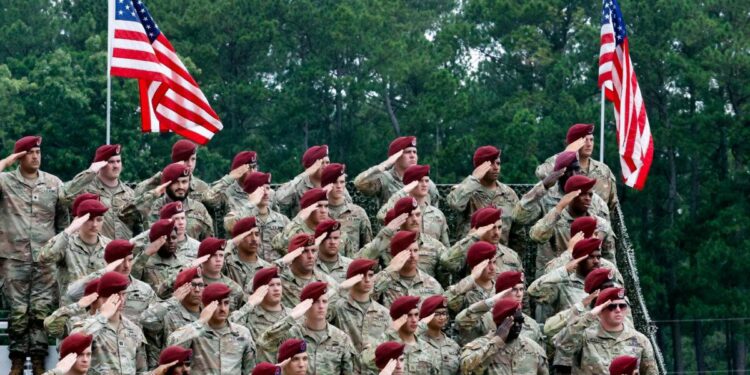 Los soldados de Fort Bragg están en saludo durante la interpretación del himno nacional en la celebración de América 250 en Fort Bragg en Fayetteville, NC, el 10 de junio de 2025. (Karl DeBlaker/AP Photo)