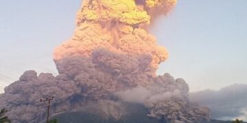 PLUMA DE ERUPCIÓN VOLCÁNICA sobre un paisaje.