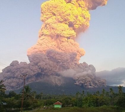 PLUMA DE ERUPCIÓN VOLCÁNICA sobre un paisaje.